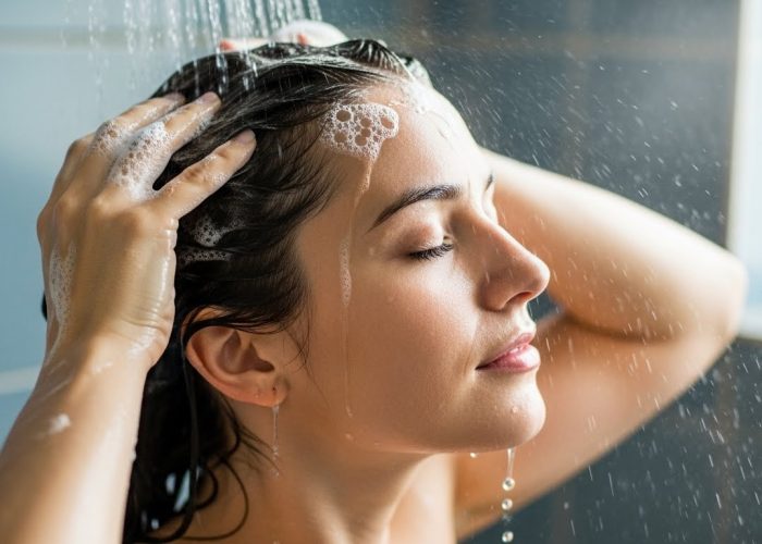 Mulher cuidando do couro cabeludo em rotina capilar simples para queda